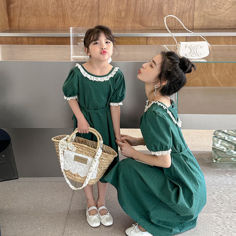 Family Matching Outfits Mommy and Daughter Matching Dress Summer Mother Kids Girl Sea Holiday Princess Dresses Korean Matching Family Outfits 230421