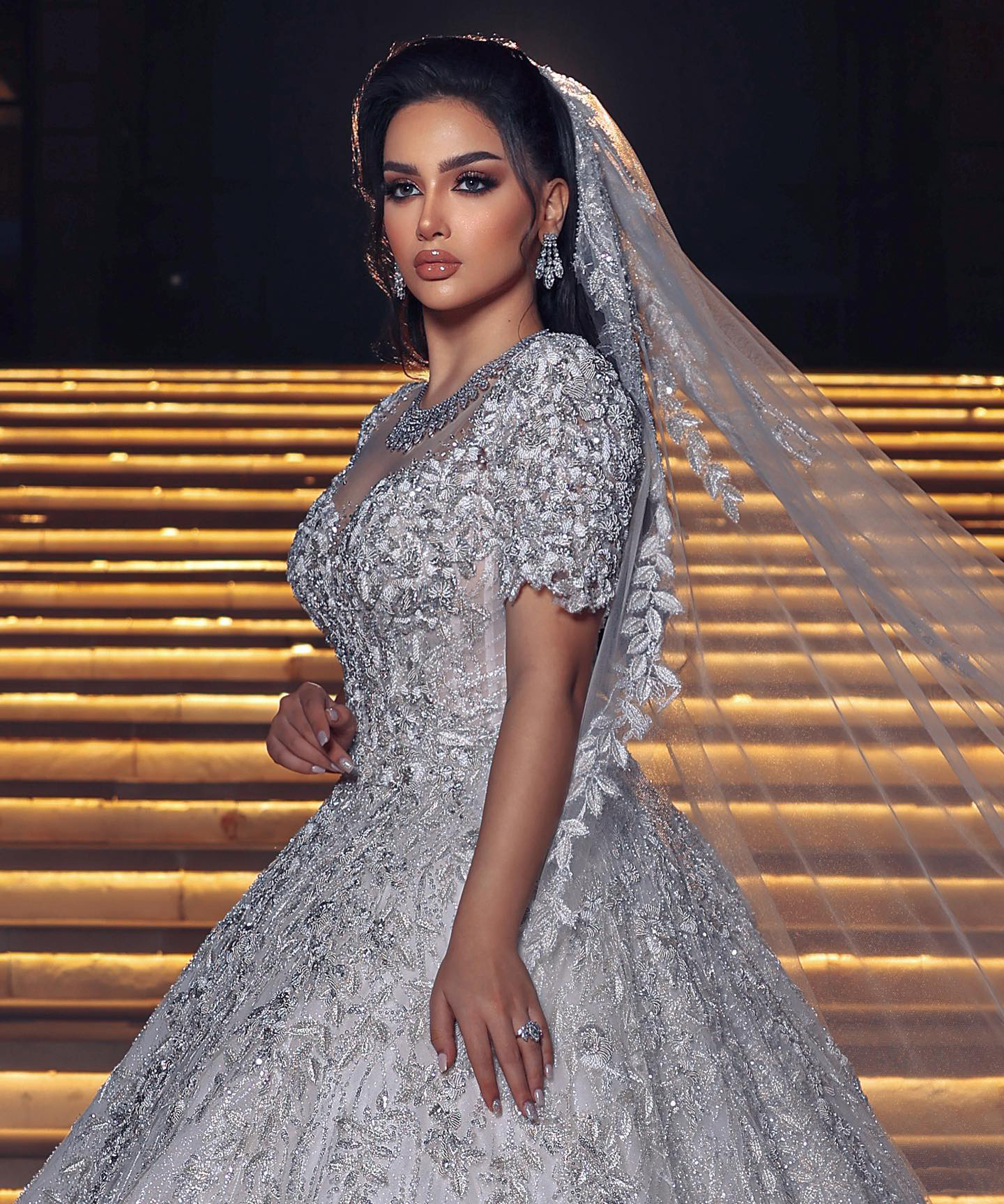 Elegant Ball Gown Wedding Dresses Jewel Capped Sleeves Beads Applique Lace Bridal Gowns Custom Made Button Back Sweep Train Vestido De Novia