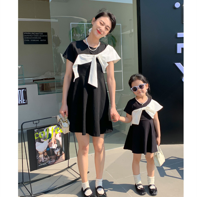 Family Matching Outfits Family Bow Mom Daughter Dresses Summer Ladies Dress Fashion Mama and Baby Girl Maching Clothes Children Princess Dress 230421