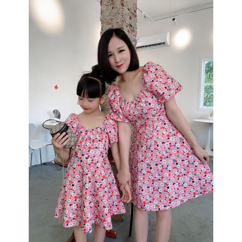 Family Matching Outfits Summer Mom and Daughter Dresses Floral Family Matching Clothes Mum and Baby Girl Clothing Summer Women Short Sleeve Dress 2304