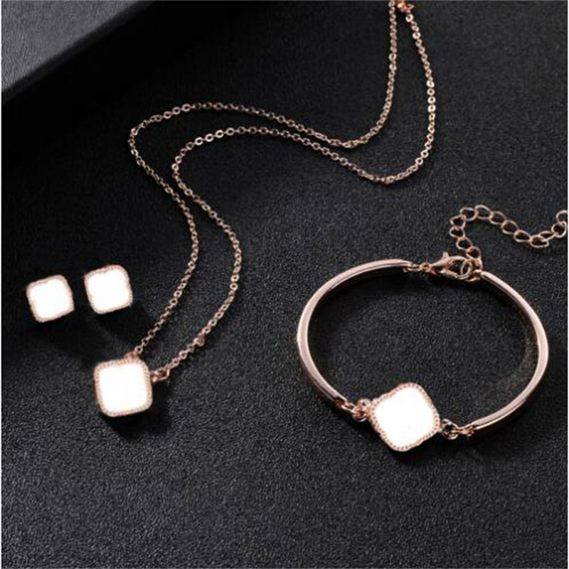 Fashion designer jewelry three-piece set women's pendant 3-color optional wedding banquet wholesale
Fashion designer jewelry three-piece set women's pendant 3-color optional wedding banquet wholesale