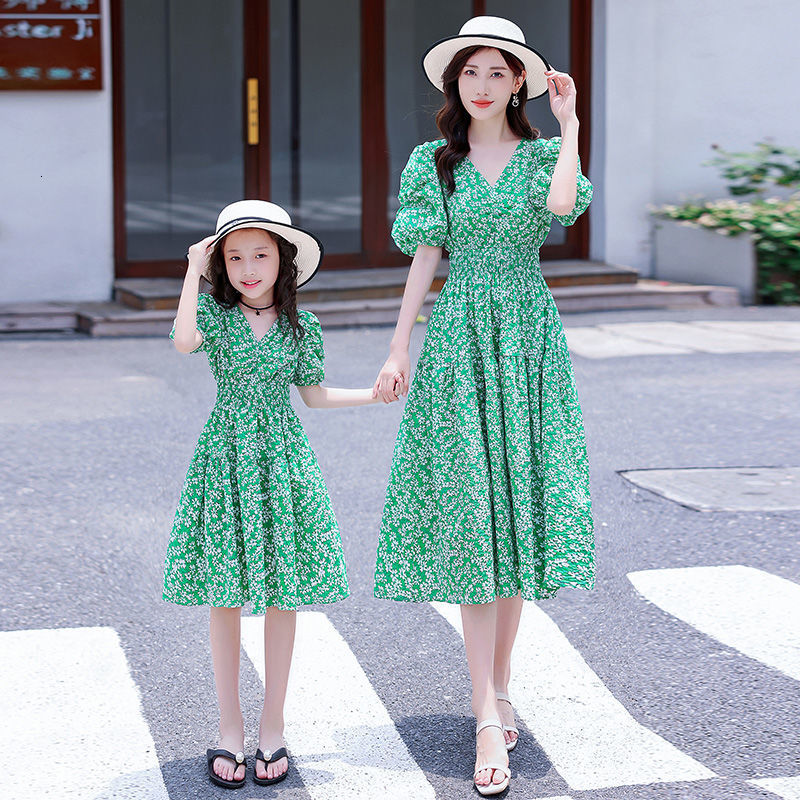 Family Matching Outfits Family Clothing Summer Mother Kids Chiffon Floral Dress Mom and Daughter Matching Clothes Girl Beach Dress Baby Girl Clothes 2