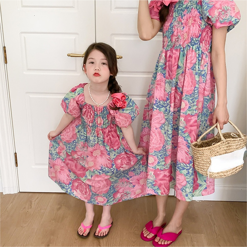 Family Matching Outfits Summer Mother and Daughter Matching Smock Dress Mom Baby Girls Same Smocked Dresses with Floral Print Women Boutique Frock 230