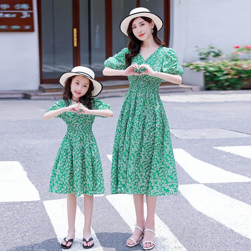 Family Matching Outfits Family Clothing Summer Mother Kids Chiffon Floral Dress Mom and Daughter Matching Clothes Girl Beach Dress Baby Girl Clothes 2