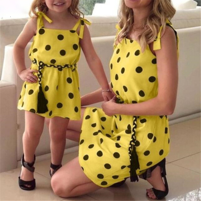 Family Matching Outfits Mom and Girls Clothes 1 2 3 4 5 Years Family Match Outfits Summer Dress Sling Polka Dot Mother Daughter Dresses 230421