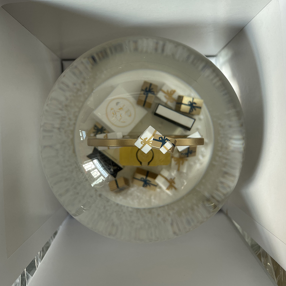 2023 Latest Edition C Classics Christmas Snow Globe With Perfume Bottle Inside Crystal Ball for Special Birthday Novelty VIP Gift