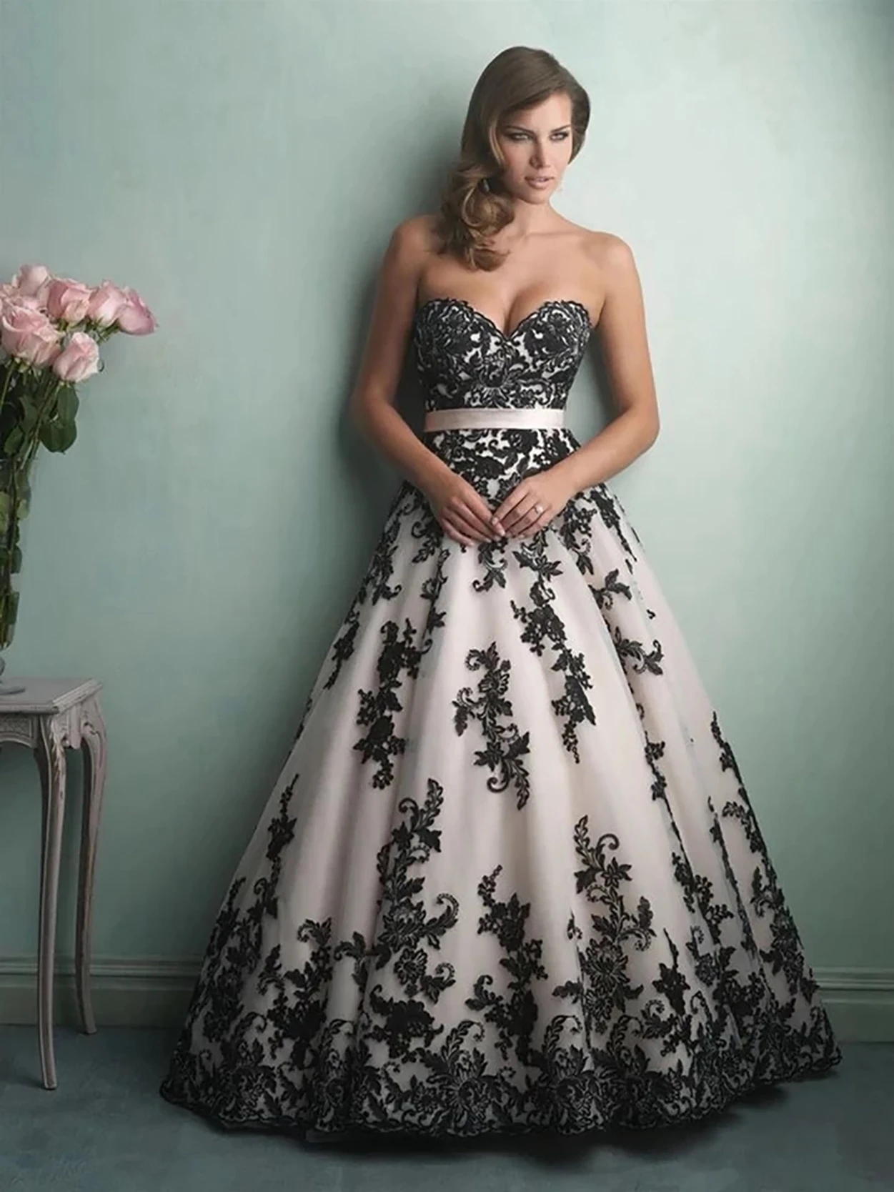 Ivory Black Gothic a-line Wedding Dresses 2023 Retro Lace Applique Natural Colorful Temple Bridal Gowns vestido de noiva