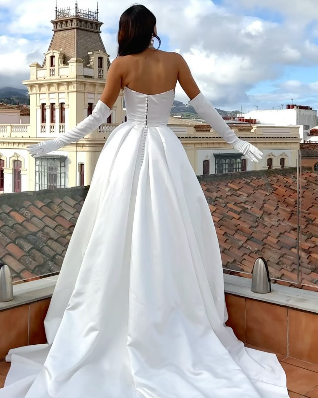 Stylish Overskirt Wedding Dresses With Detachable Train Strapless Neckline Bridal Gowns A Line Covered Buttons Back Satin Vestido De Novia BC19015