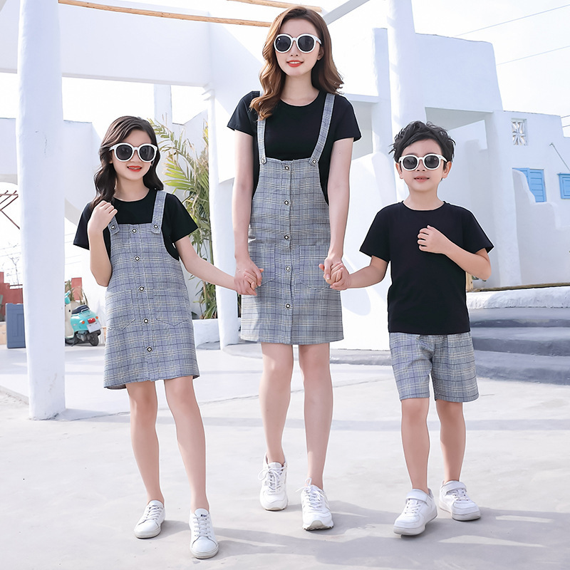 Family Matching Outfits Family Matching Clothes Summer Mother Daughter Dress Dad Son Cotton T-shirt Pants Family Look Couple Outfits Holiday Party 230