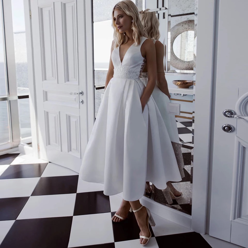 2024 Vintage Tea Length Wedding Dresses With Pockets Satin A-Line V-Neck Sleeveless Lace Appliques Empire Waist Sexy Open Back White Short Bridal Gown