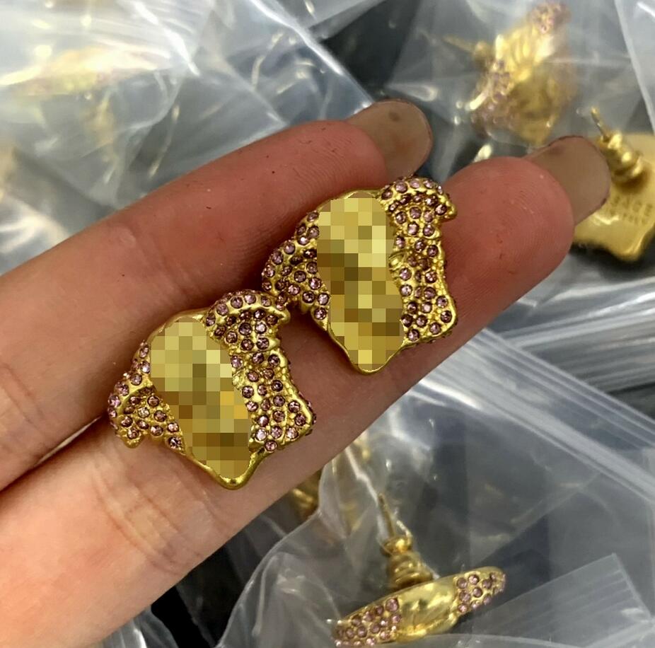 New Fashion Ear Stud Greece Meander pattern Medusa Head Portrait Sculpture earrings women men Diamonds hollow out letter Greca Drop Earring Jewelry VerE-84
New Fashion Ear Stud Greece Meander pattern Medusa Head Portrait Sculpture earrings women men Diamonds hollow out letter Greca Drop Earring Jewelry VerE-84