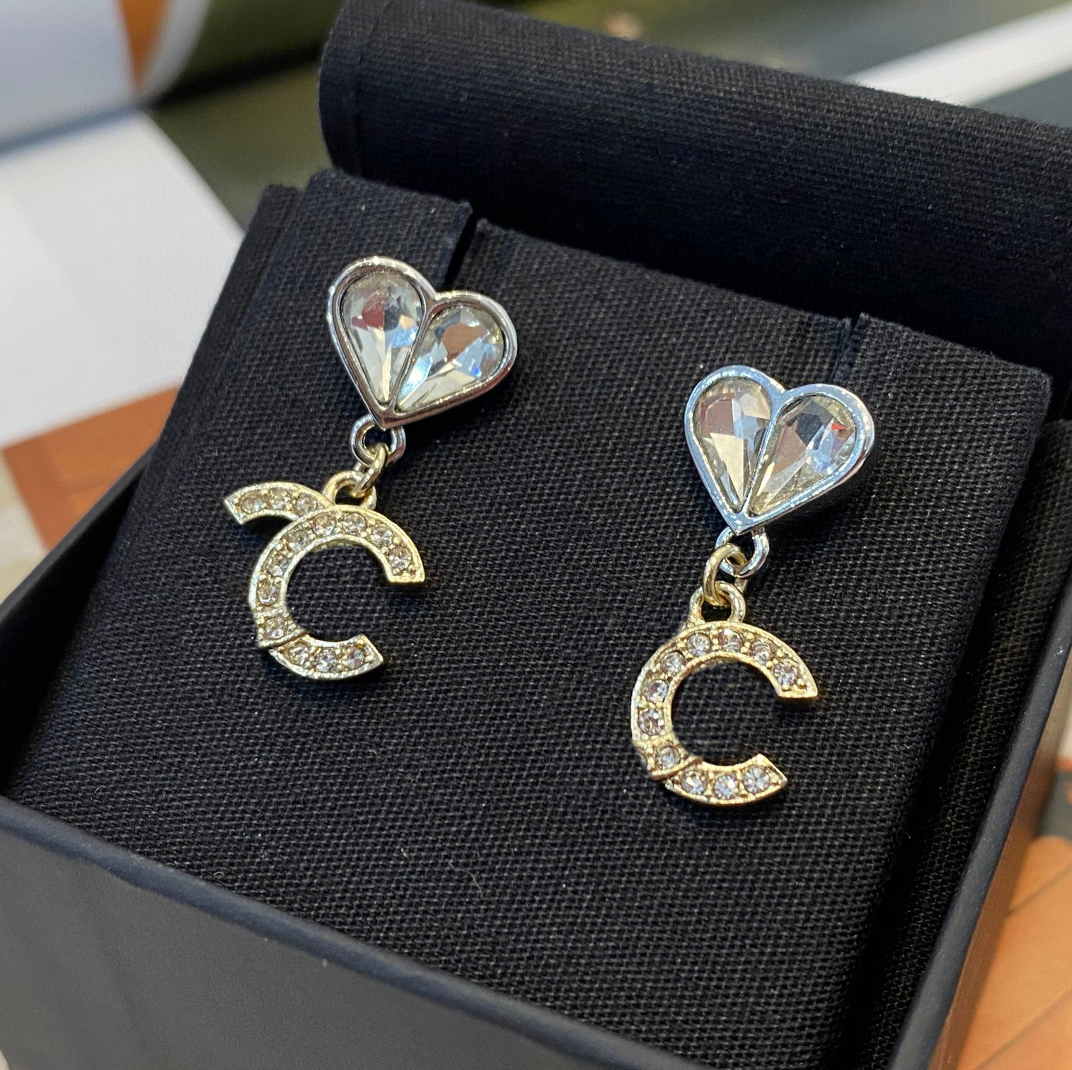 2023 Luxury quality Charm drop earring with diamond heart shape in 18k gold plated have box stamp PS7882A
2023 Luxury quality Charm drop earring with diamond heart shape in 18k gold plated have box stamp PS7882A