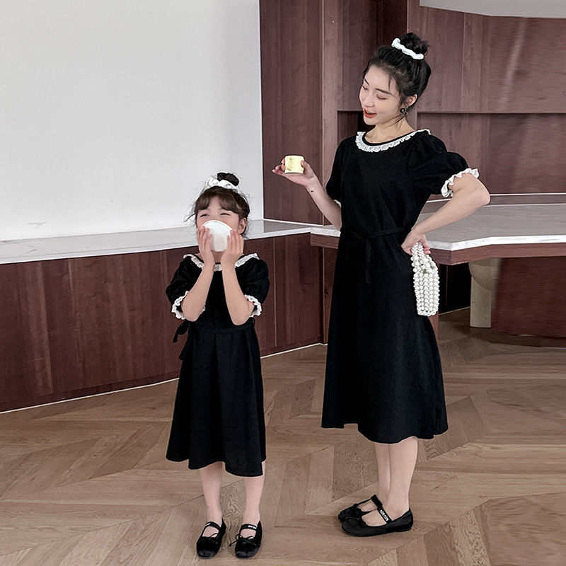 Family Matching Outfits Mommy and Daughter Matching Dress Summer Mother Kids Girl Sea Holiday Princess Dresses Korean Matching Family Outfits 230421