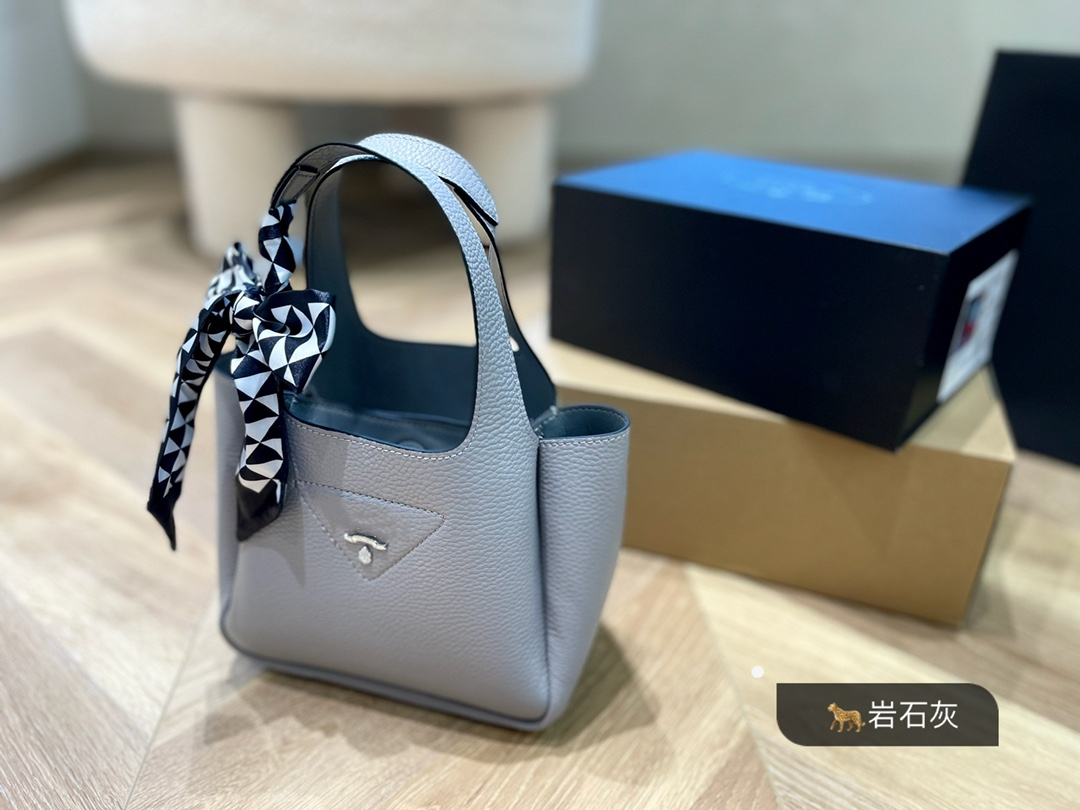 Luxury Brand Bag Designer Women's Handbag Shoulder Bag Underarm Bag with Gift Box Scarf Fashion Trend, Grey
Luxury Brand Bag Designer Women's Handbag Shoulder Bag Underarm Bag with Gift Box Scarf Fashion Trend, Grey