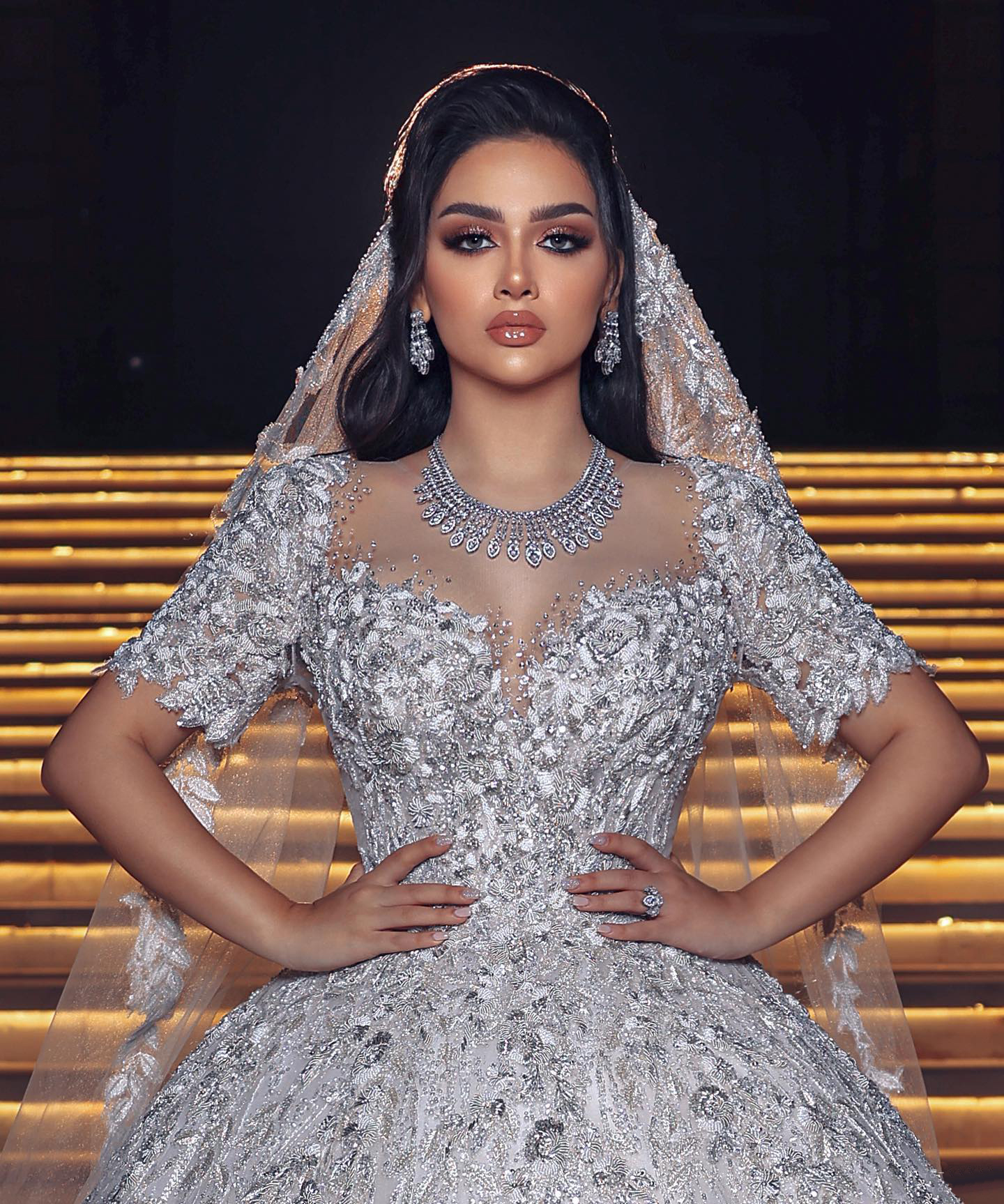 Elegant Ball Gown Wedding Dresses Jewel Capped Sleeves Beads Applique Lace Bridal Gowns Custom Made Button Back Sweep Train Vestido De Novia