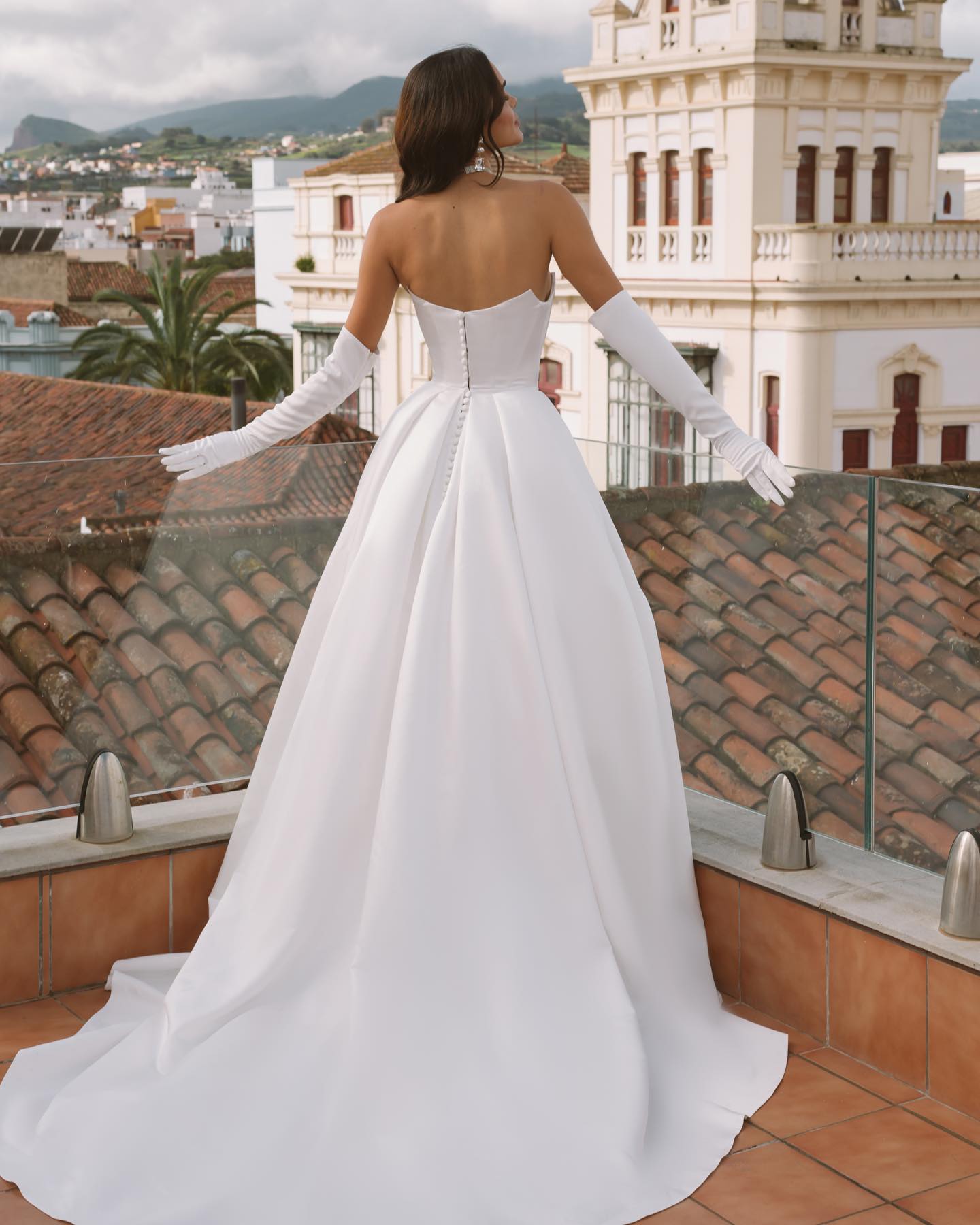 Stylish Overskirt Wedding Dresses With Detachable Train Strapless Neckline Bridal Gowns A Line Covered Buttons Back Satin Vestido De Novia BC19015