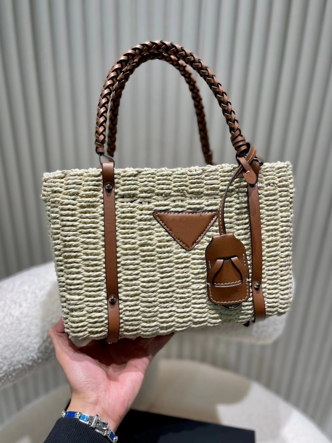 23SS Fashion Designer bag fashion sunshine straw braided bag summer must-have model large capacity commuting handbag, Khaki
23SS Fashion Designer bag fashion sunshine straw braided bag summer must-have model large capacity commuting handbag, Khaki