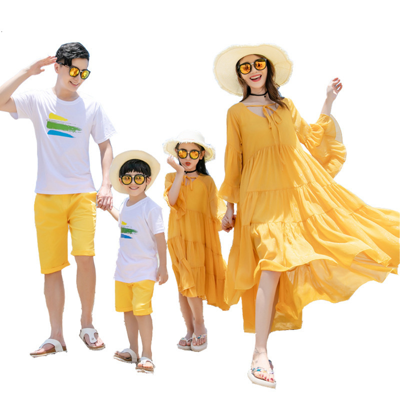 Family Matching Outfits Summer Beach Dad Son T-shirt Shorts Family Holiday Couple Outfits Seaside Family Matching Outfits Mum Daughter Dresses Korean 
