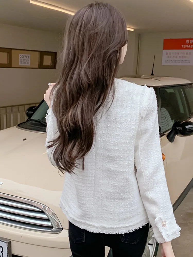 Womens Jackets Autumn Temperament Ladies Oneck Pearl Buttons Tweed Jacket Coat Women Vintage Woven Tassel Short Outwear Tops 231120
