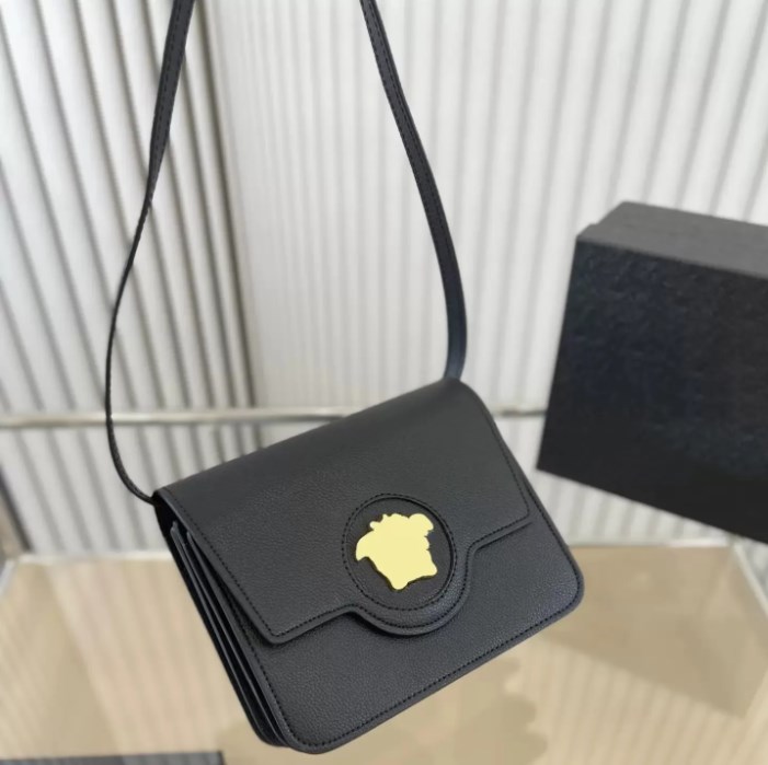 Fashion Medusa Shoulder Bag designer bag Womens Leather Handbag Mini Flap Bags Ladies Crossbody Totes Handbags Purses 4 Colors Totes 2023, Black
Fashion Medusa Shoulder Bag designer bag Womens Leather Handbag Mini Flap Bags Ladies Crossbody Totes Handbags Purses 4 Colors Totes 2023, Black
