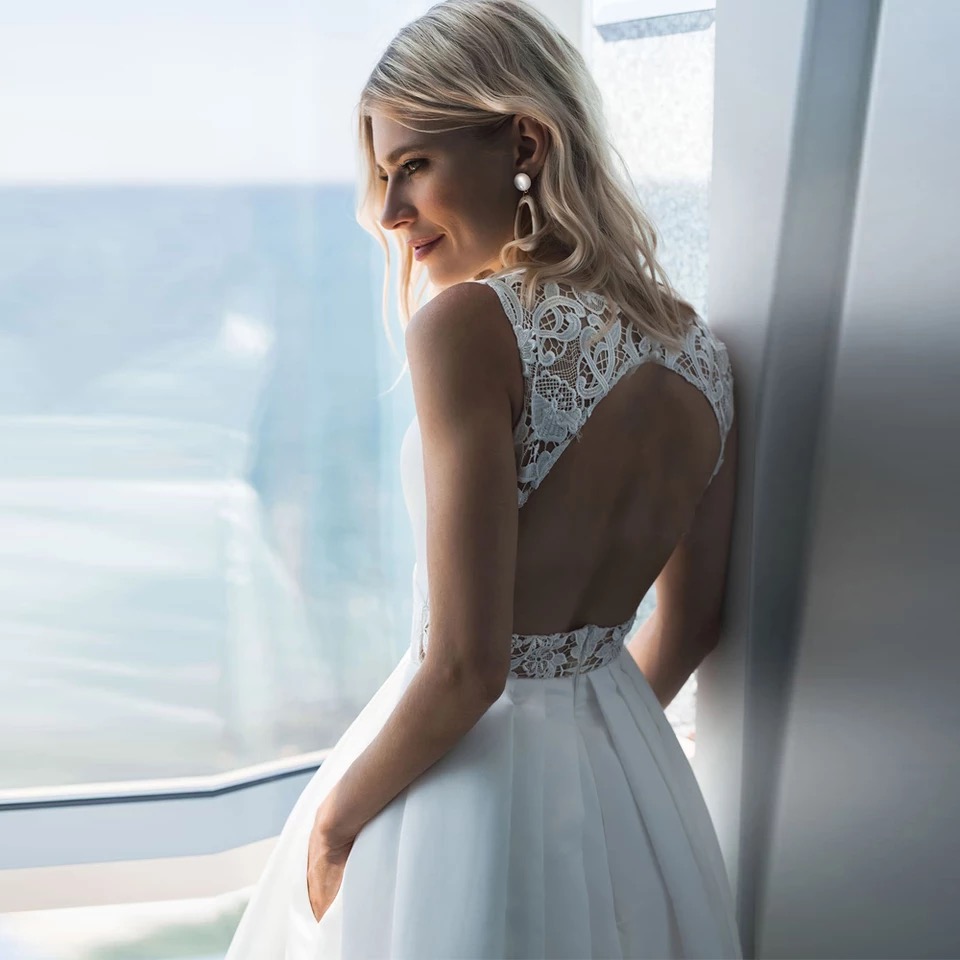 2024 Vintage Tea Length Wedding Dresses With Pockets Satin A-Line V-Neck Sleeveless Lace Appliques Empire Waist Sexy Open Back White Short Bridal Gown