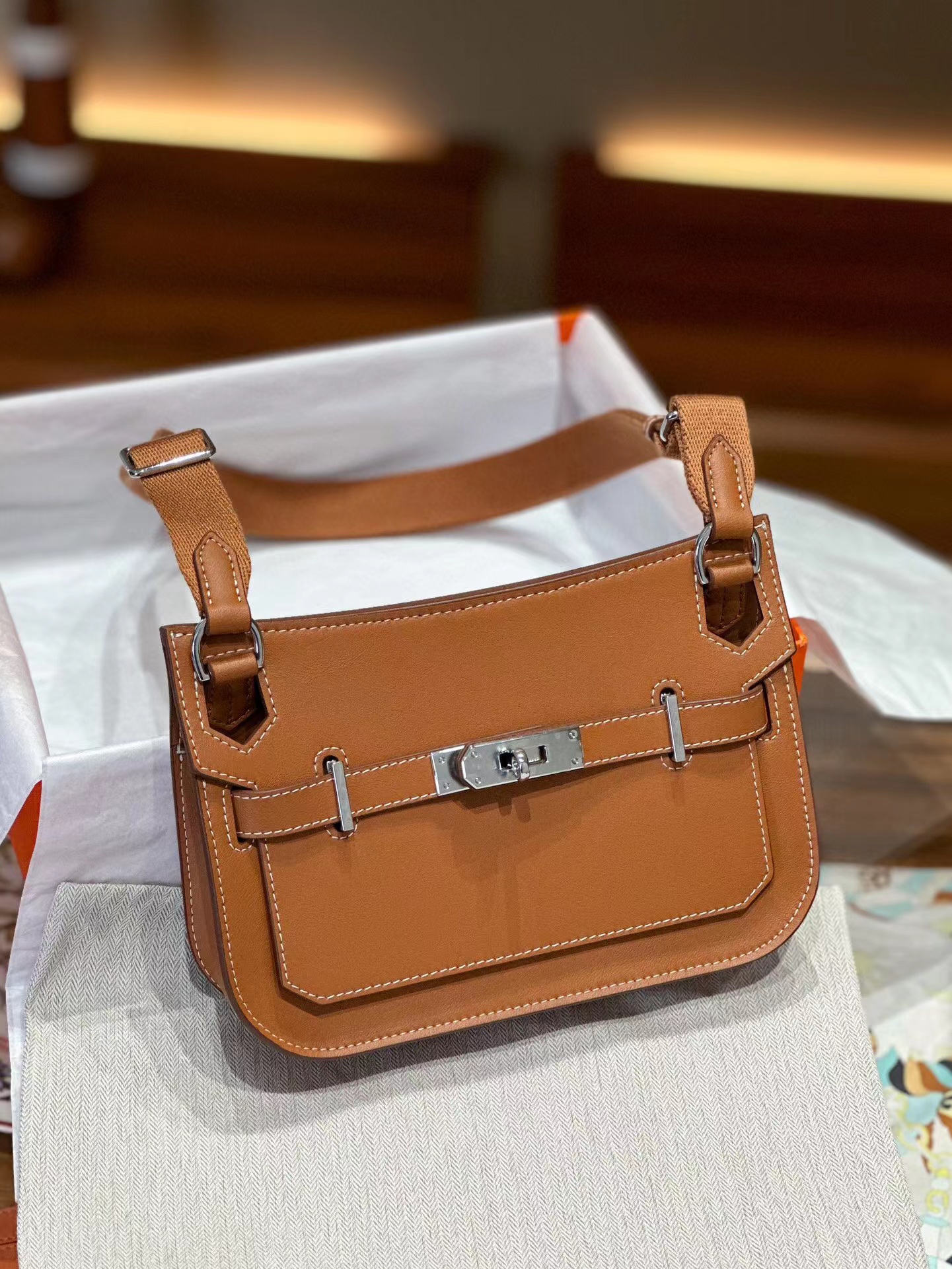 22cm Jypsiere H Bag Designer Real Cow Leather Shoulder Bags Women Fashion Small Luxury Brand Underarm Purses And Handbags Fully Handmade Quality Silver Buckle 2385, White
22cm Jypsiere H Bag Designer Real Cow Leather Shoulder Bags Women Fashion Small Luxury Brand Underarm Purses And Handbags Fully Handmade Quality Silver Buckle 2385, White