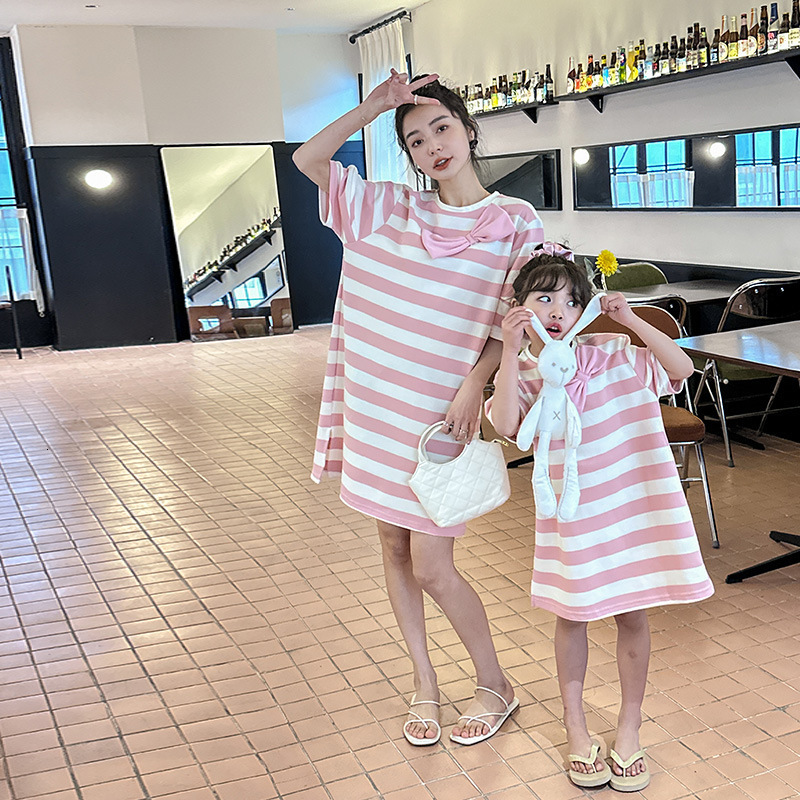 Family Matching Outfits Pink Striped Parent-child Dress for Women's Summer Korean Casual Loose Fitting Women's Clothing 230421