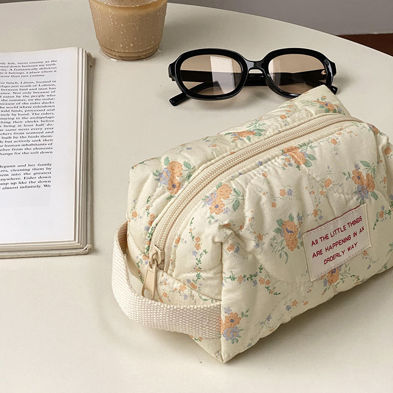 Cosmetic Bags Cases Korean Quilted Makeup Organizer Floral Pouch Cotton Fabric Portable Toiletry Necesserie Pen Storage Beauty Case 230421
