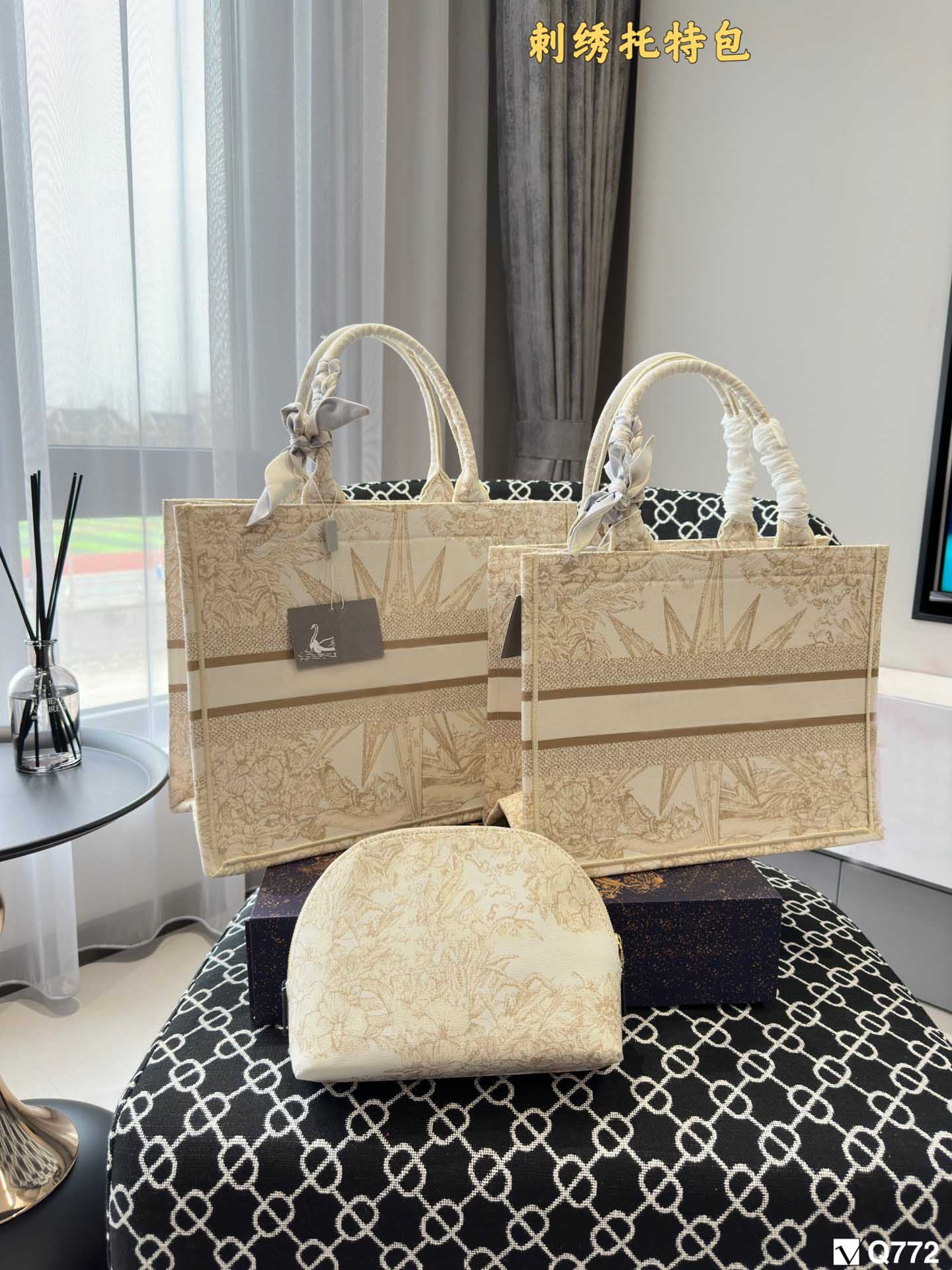 Luxury Designers the tote bag Top Original Totes Bag Embroidery BOOK Handbag TOTE Women's Classic Handle Laptop Large Capacity Shopping Bag Commuting Canvas, Beige
Luxury Designers the tote bag Top Original Totes Bag Embroidery BOOK Handbag TOTE Women's Classic Handle Laptop Large Capacity Shopping Bag Commuting Canvas, Beige