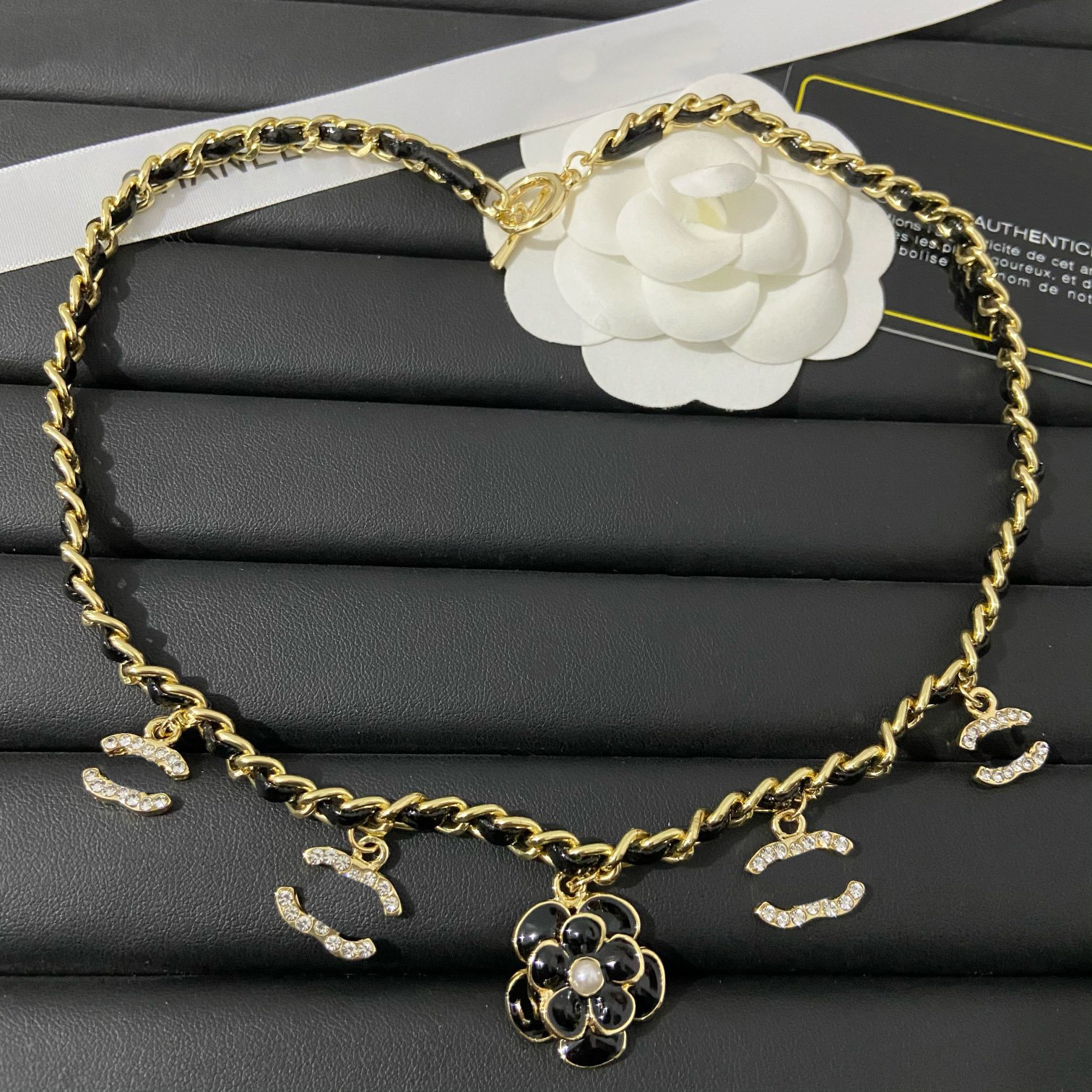 Luxury Designer Necklace Choker Chain Leather 18K Gold Plated Alloy Necklaces Pendant Fashion Women Wedding Gifts Jewelry Accessories
Luxury Designer Necklace Choker Chain Leather 18K Gold Plated Alloy Necklaces Pendant Fashion Women Wedding Gifts Jewelry Accessories