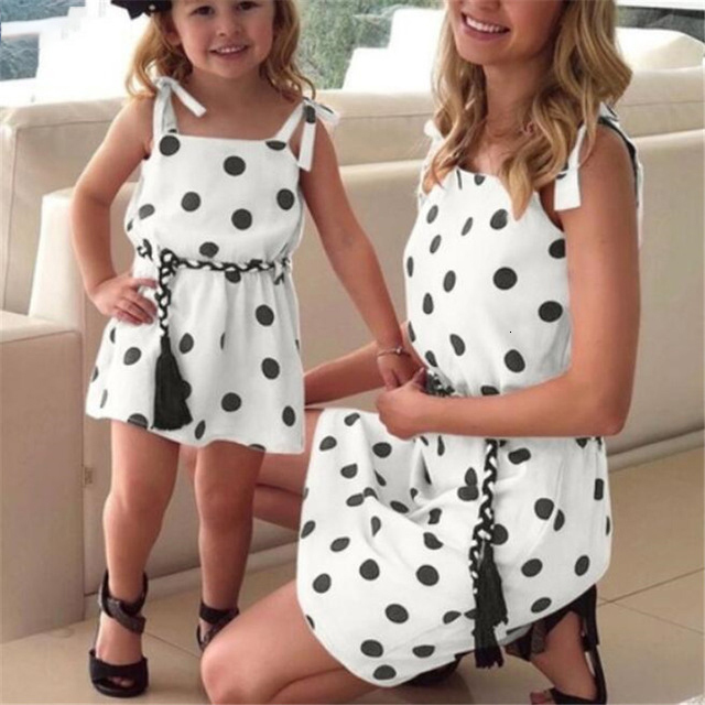 Family Matching Outfits Mom and Girls Clothes 1 2 3 4 5 Years Family Match Outfits Summer Dress Sling Polka Dot Mother Daughter Dresses 230421