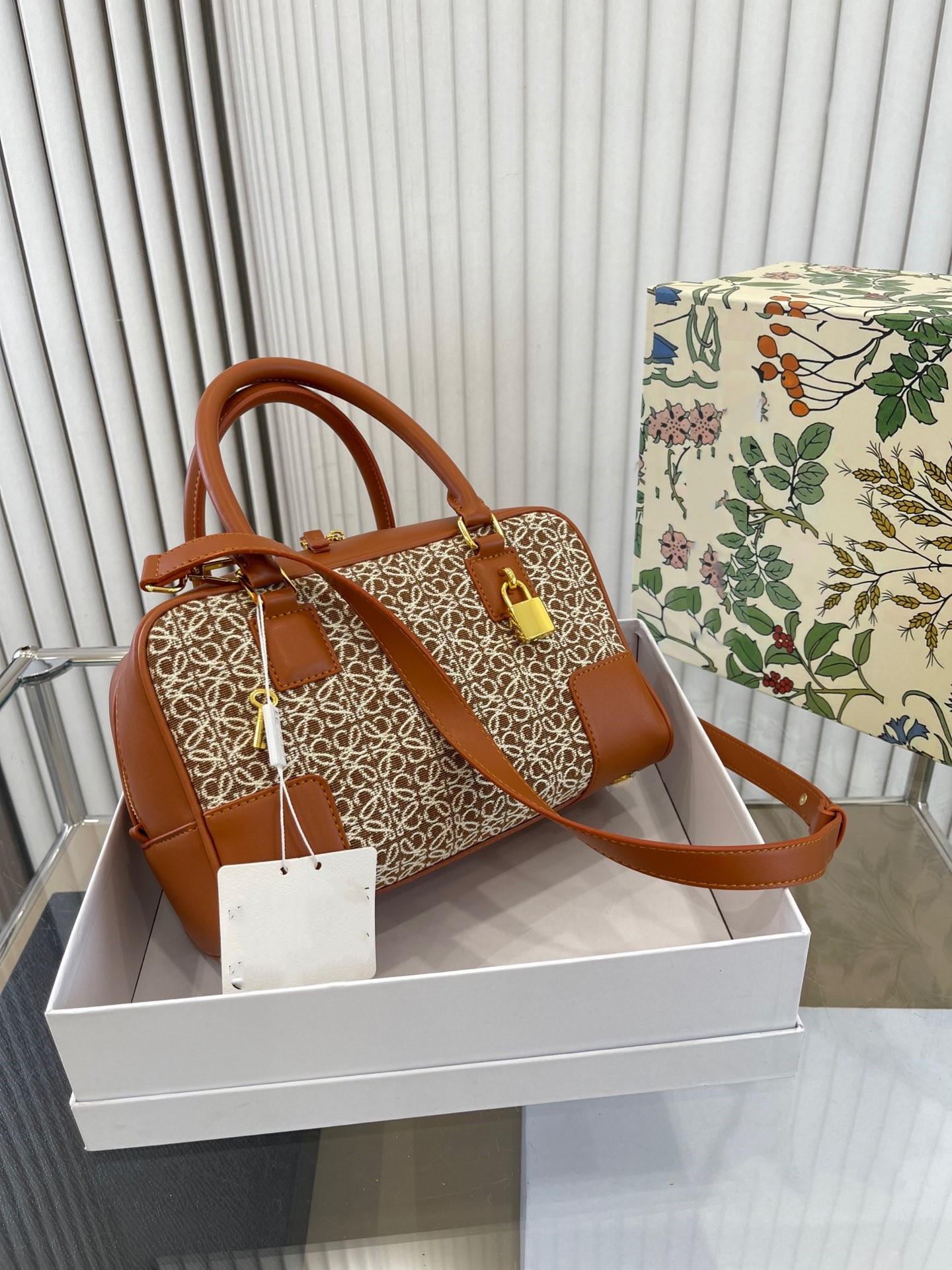 Classic Boston Bag 2023 Luxury Designer bag Leather Strap Women's Single Shoulder Bag Double Patchwork Material Cross-body casual bag, Customize
Classic Boston Bag 2023 Luxury Designer bag Leather Strap Women's Single Shoulder Bag Double Patchwork Material Cross-body casual bag, Customize