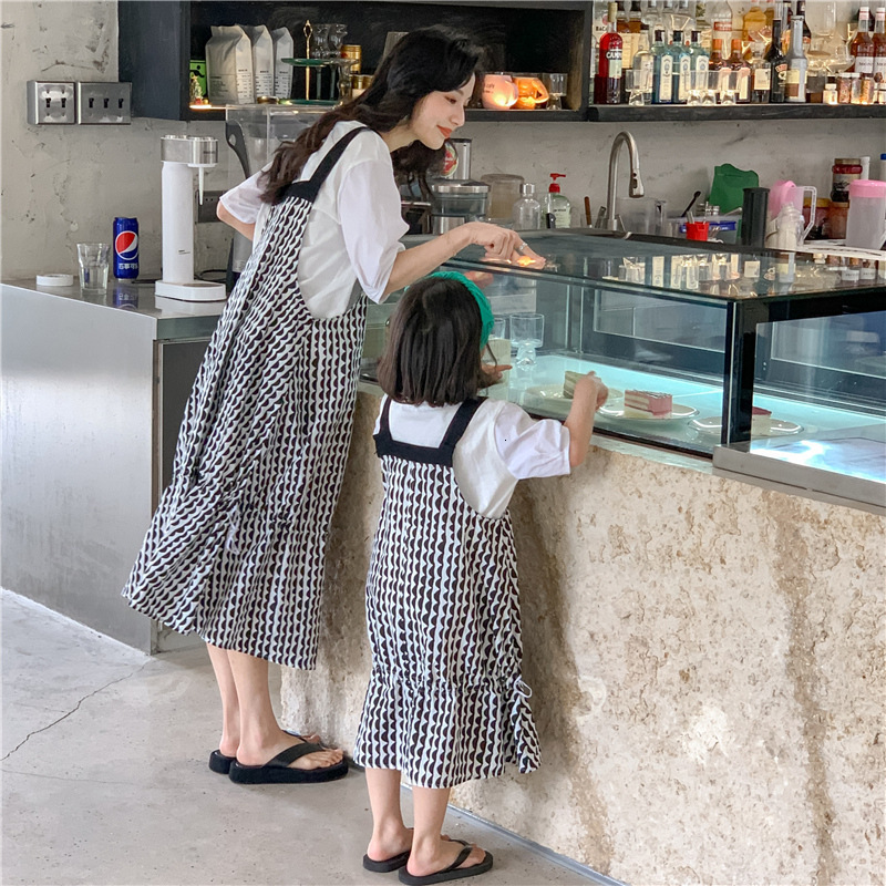 Family Matching Outfits Outfits Dress Loose Baby Daughter Mom Summer Dresses Womens Clothes Korean Dresses Girls Matching Two Parent-child Piece 23042