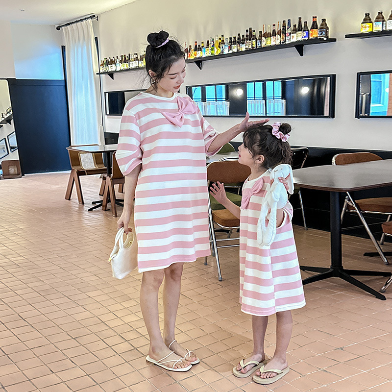 Family Matching Outfits Pink Striped Parent-child Dress for Women's Summer Korean Casual Loose Fitting Women's Clothing 230421
