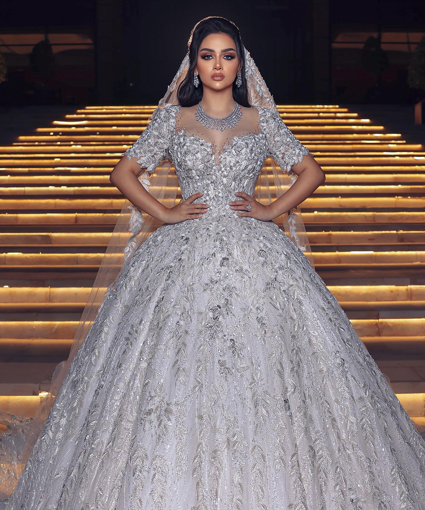 Elegant Ball Gown Wedding Dresses Jewel Capped Sleeves Beads Applique Lace Bridal Gowns Custom Made Button Back Sweep Train Vestido De Novia