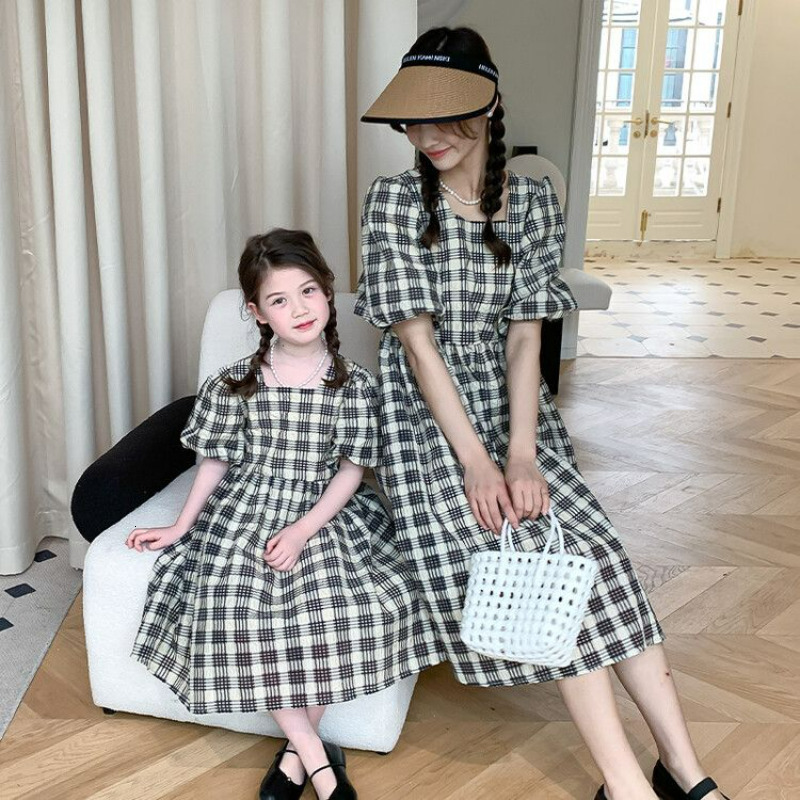 Family Matching Outfits Summer Matching Outfits for The Family Mother Kids Girls Plaid Dress Mother Daughter Matching Clothes Baby Girl Clothes 230421