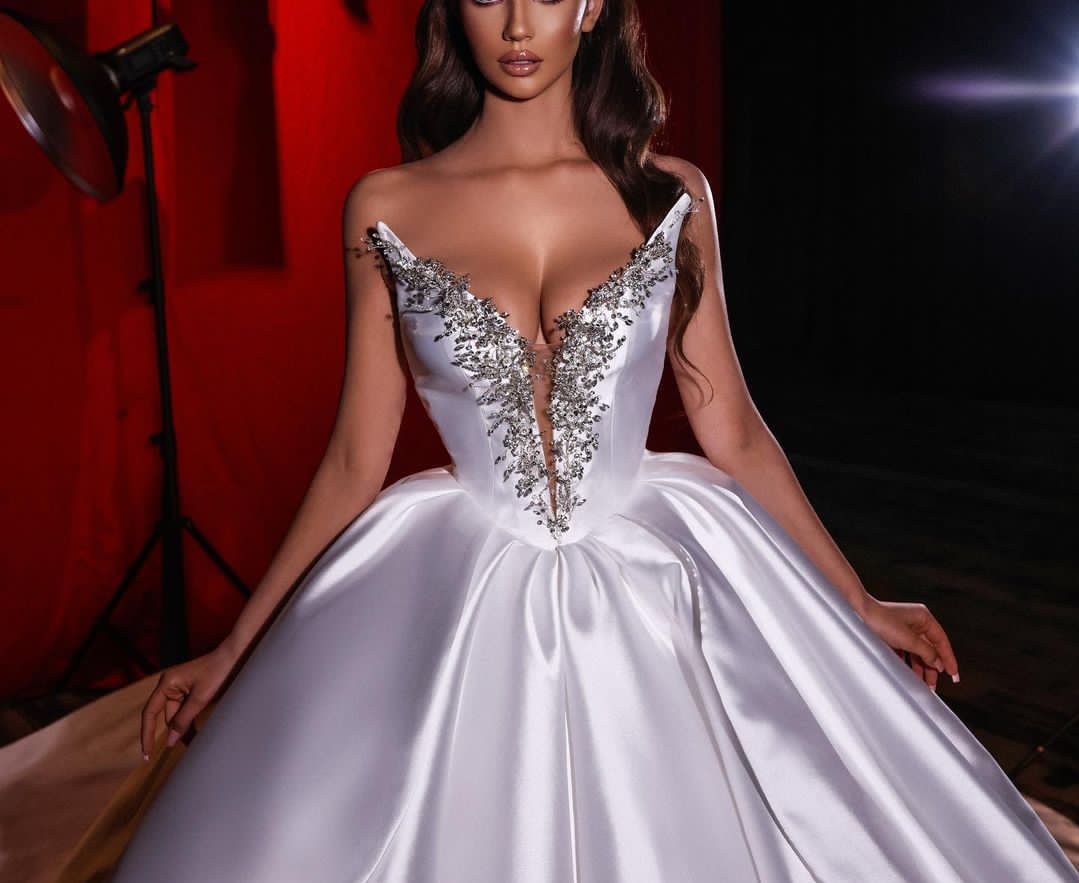 Elegant Ball Gown Wedding Dresses V Neck Sleeveless Sequins Applique Beaded Floor Length Ruffles Satin Diamodns Folds Lace-up Bridal Gowns Plus Size V