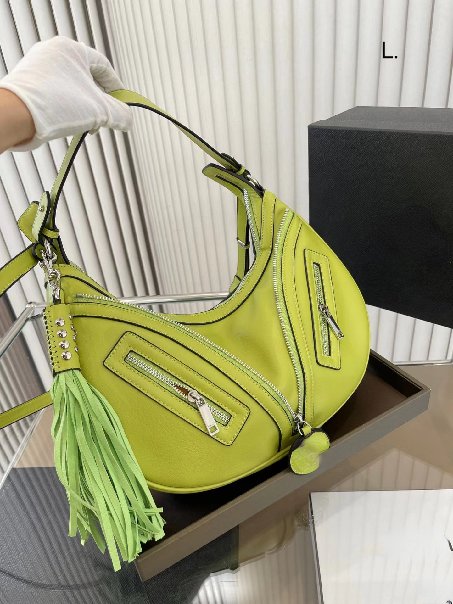 Luxury Designer Bag Womens cross body Style 5A top Underarm Handbag Classic Liuding Face Pattern Shoulder Bags Crescent Bag
Luxury Designer Bag Womens cross body Style 5A top Underarm Handbag Classic Liuding Face Pattern Shoulder Bags Crescent Bag