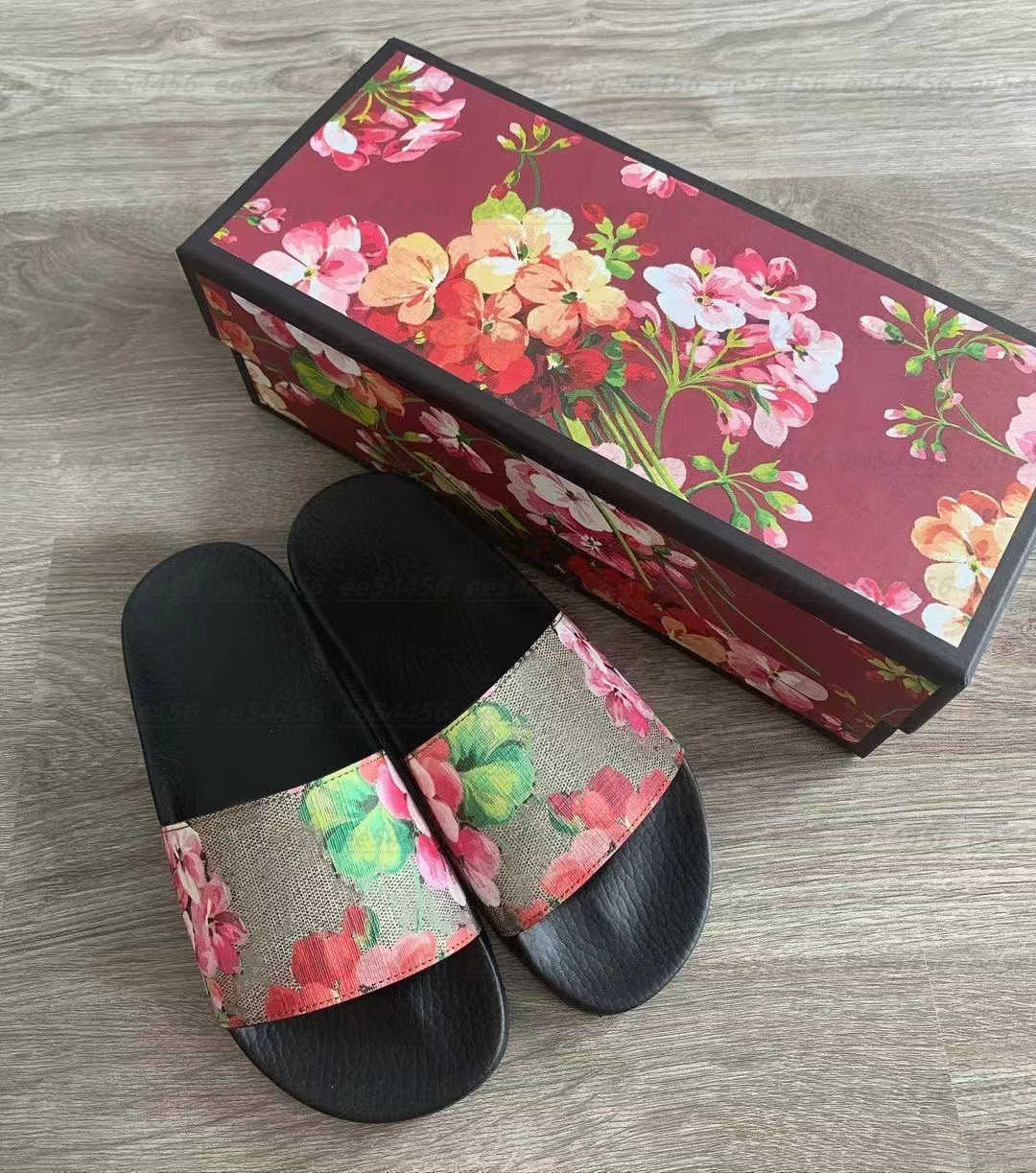 Top quality Women Men Beach Luxury designers Slippers sandals Summer Fashion Flip Flops Genuine Leather lady Metal shoes sneakers Double Buckle Clogs Slides Large
Top quality Women Men Beach Luxury designers Slippers sandals Summer Fashion Flip Flops Genuine Leather lady Metal shoes sneakers Double Buckle Clogs Slides Large