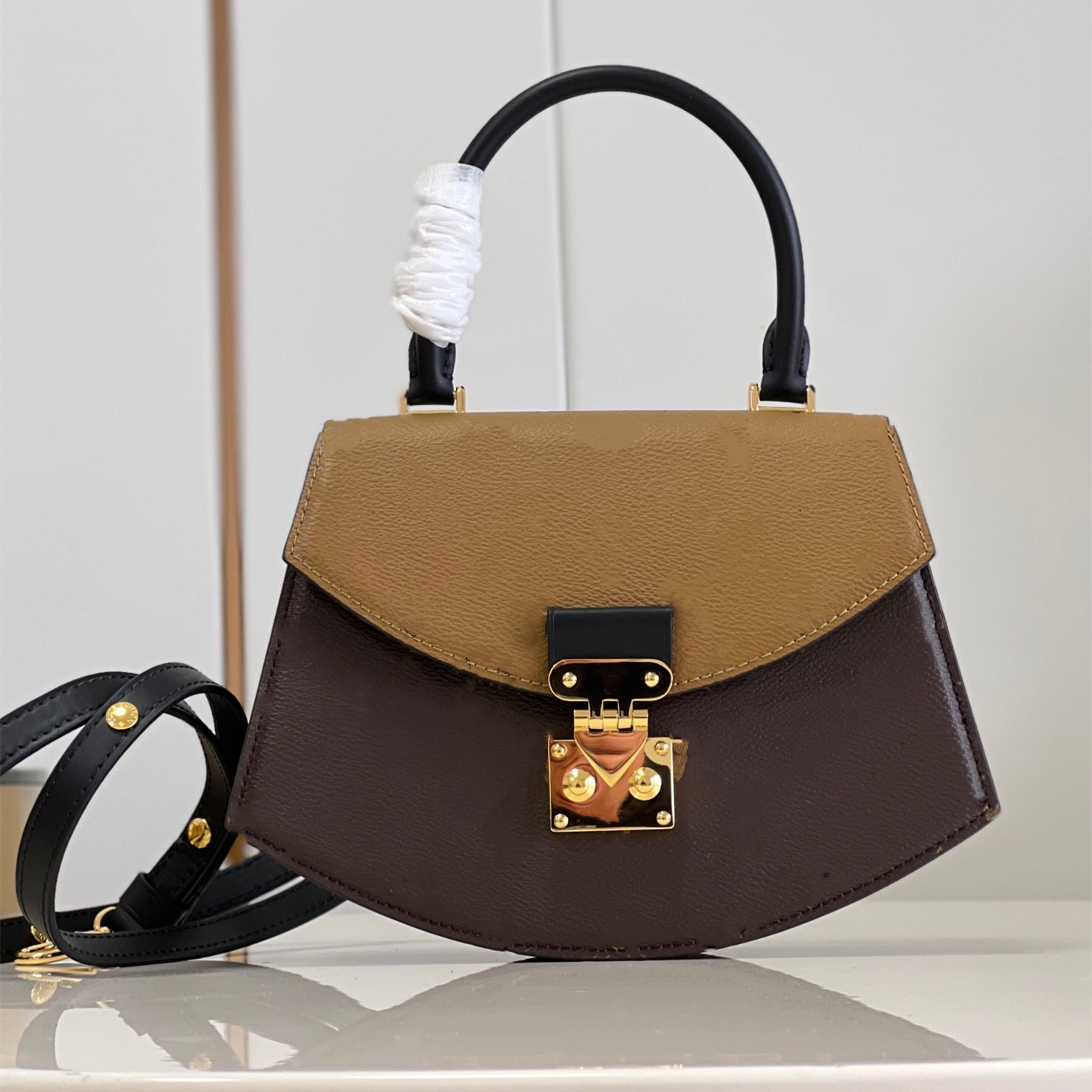 women Tilsitt Handbag Scalloped City Bag handle crossbody Geometric curved edge modeling Luxurys Designer S-lock Locks Shoulder Bags Clamshell bag M46548 fashion, 24*18*7
women Tilsitt Handbag Scalloped City Bag handle crossbody Geometric curved edge modeling Luxurys Designer S-lock Locks Shoulder Bags Clamshell bag M46548 fashion, 24*18*7