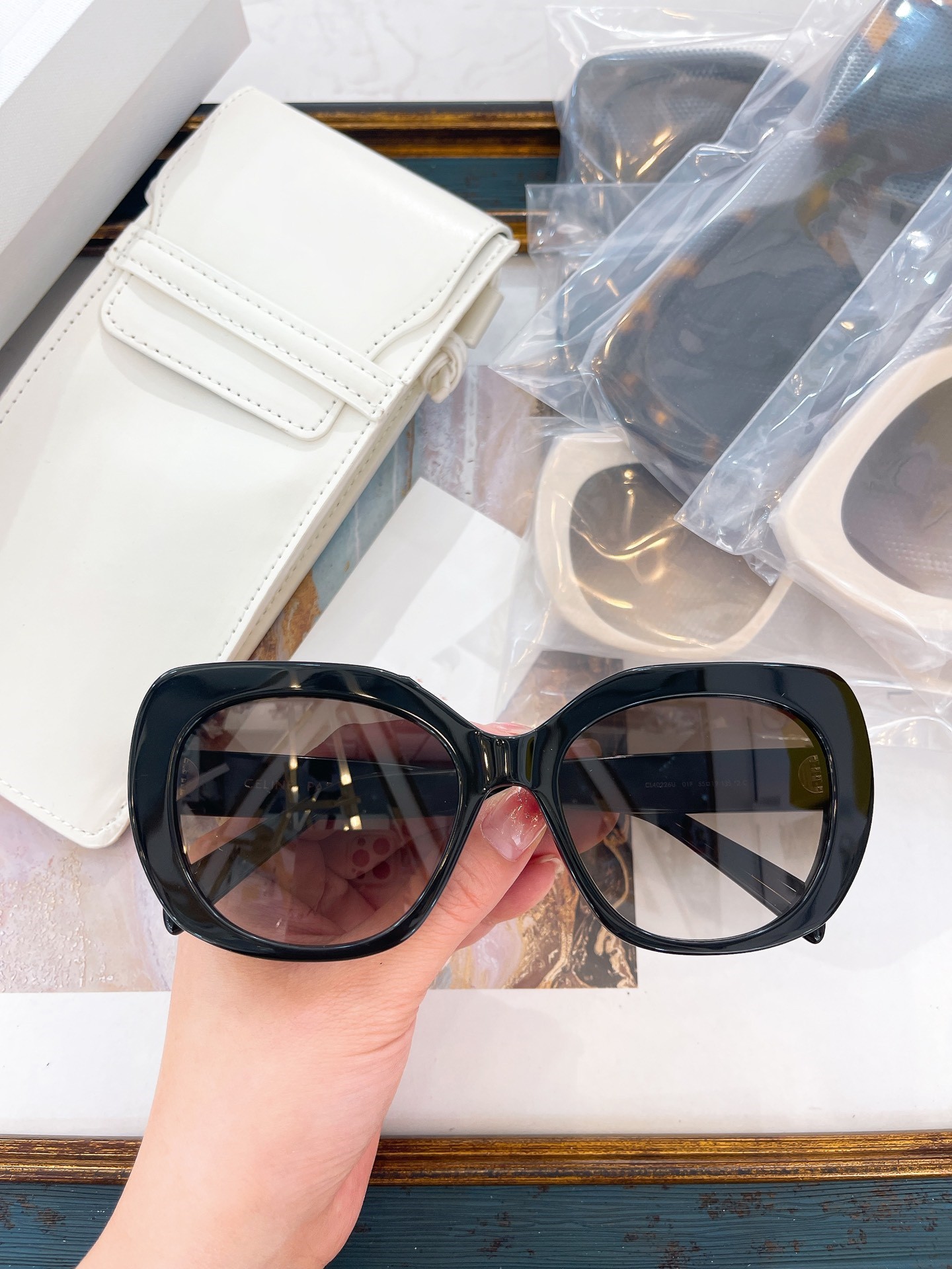 Luxury Designer Brand Sunglasses Designer Sunglass High Quality eyeglass Women Men Glasses Womens Sun glass UV400 lens Unisex With box DPSS CL40226U
Luxury Designer Brand Sunglasses Designer Sunglass High Quality eyeglass Women Men Glasses Womens Sun glass UV400 lens Unisex With box DPSS CL40226U