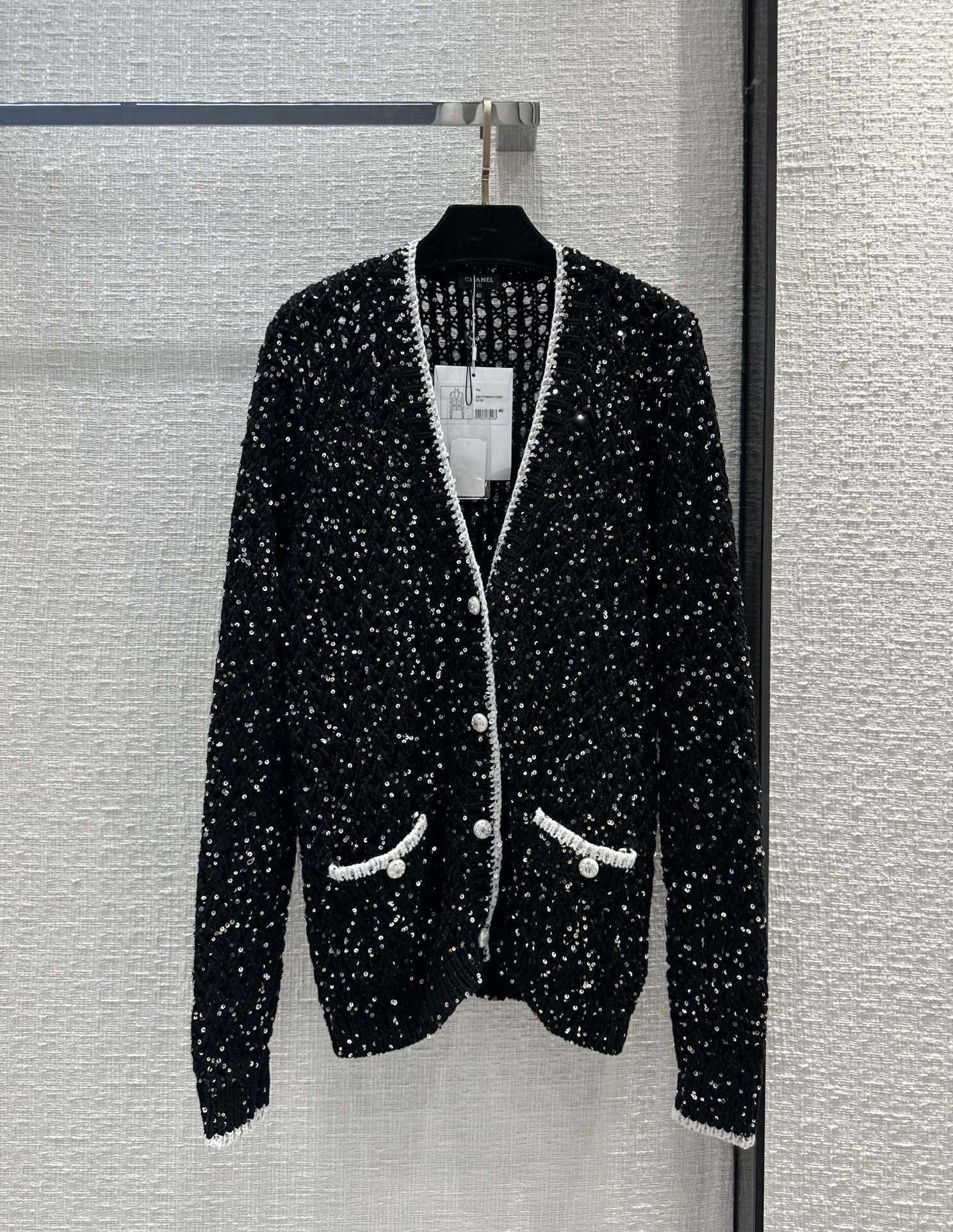 Milan Runway Sweaters 2023 Autumn Long Sleeves V Neck Sweater High End Jacquard Cardigan Designer Tops 0421-3, Black
Milan Runway Sweaters 2023 Autumn Long Sleeves V Neck Sweater High End Jacquard Cardigan Designer Tops 0421-3, Black