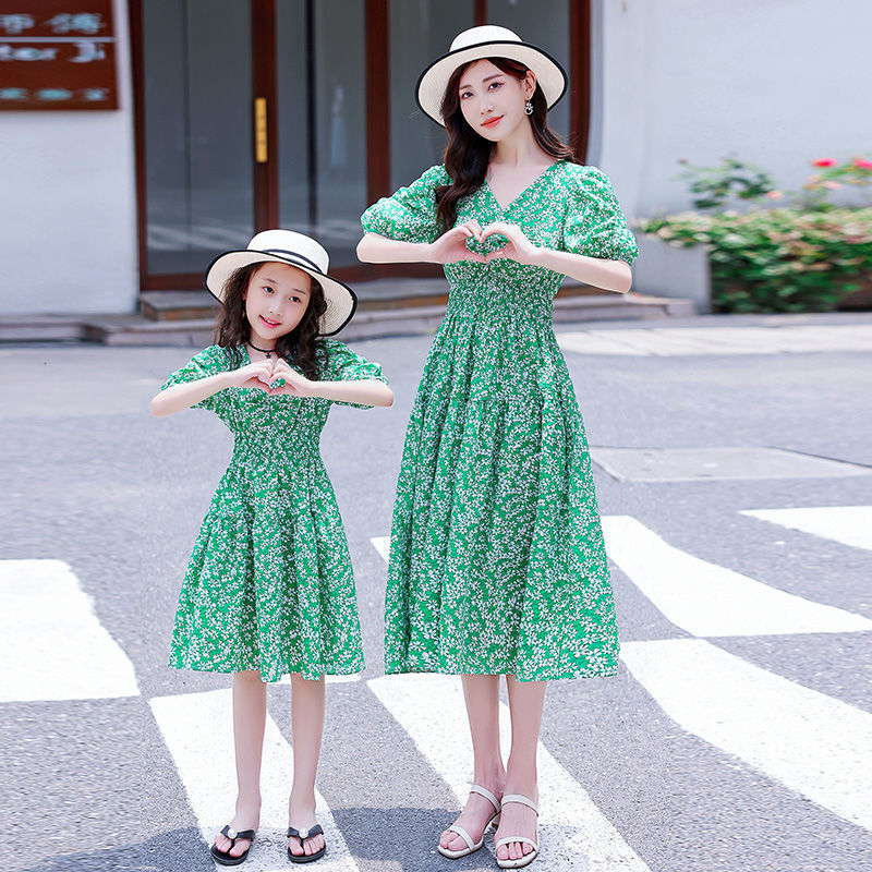 Family Matching Outfits Family Clothing Summer Mother Kids Chiffon Floral Dress Mom and Daughter Matching Clothes Girl Beach Dress Baby Girl Clothes 2