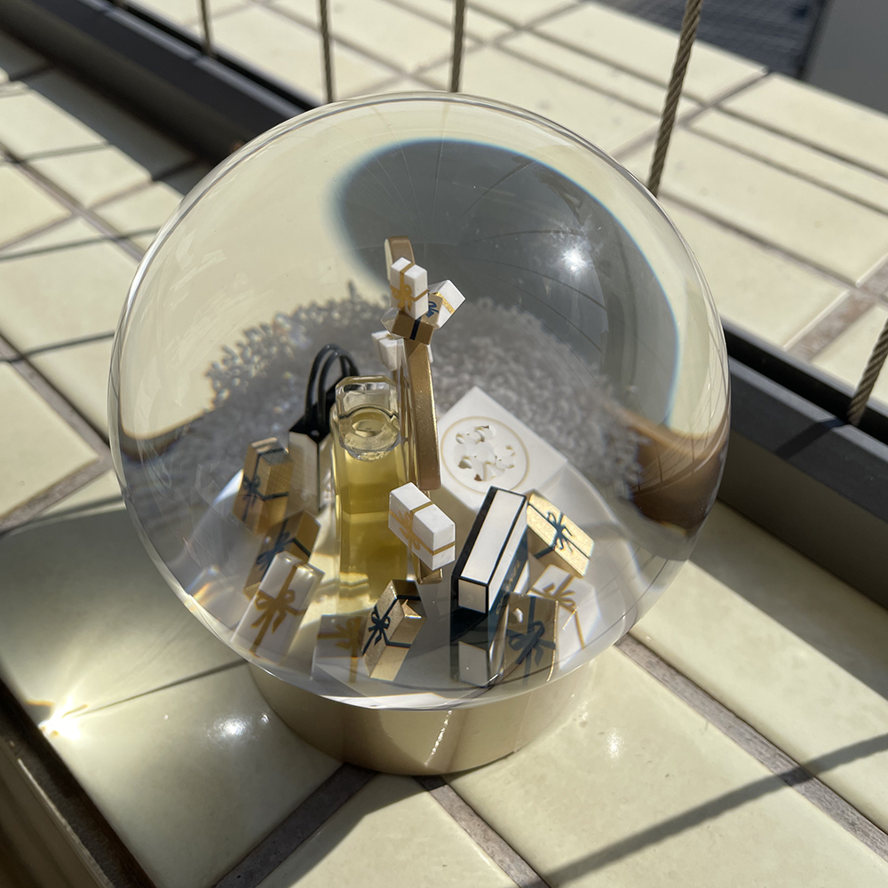 2023 Latest Edition C Classics Christmas Snow Globe With Perfume Bottle Inside Crystal Ball for Special Birthday Novelty VIP Gift