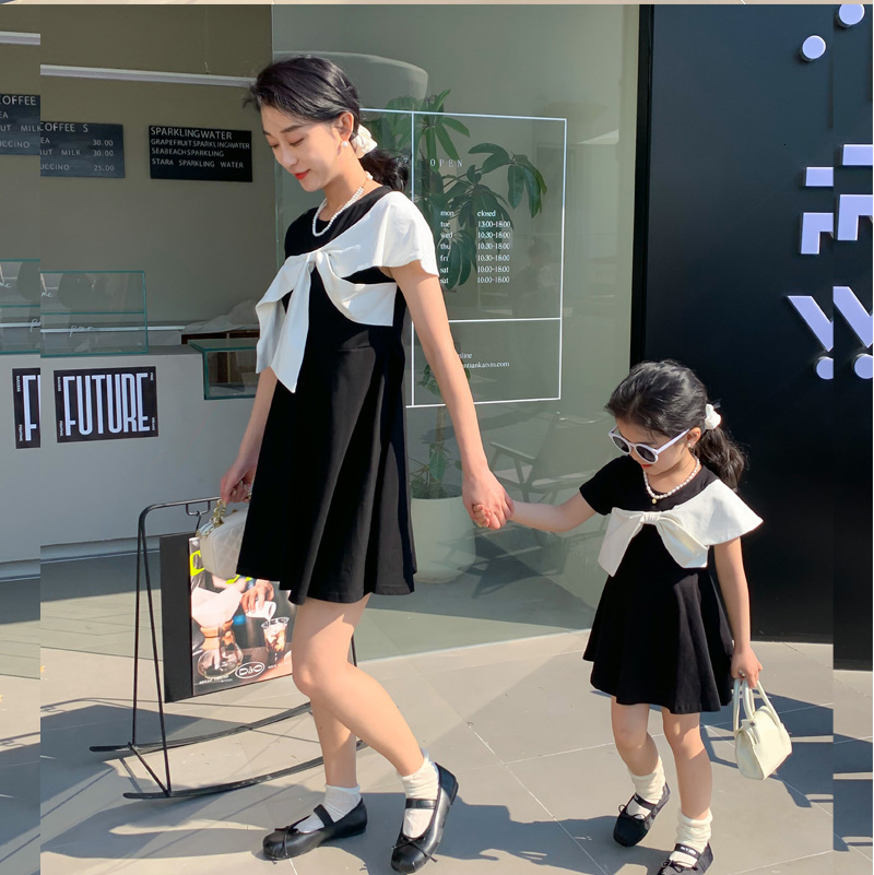 Family Matching Outfits Family Bow Mom Daughter Dresses Summer Ladies Dress Fashion Mama and Baby Girl Maching Clothes Children Princess Dress 230421