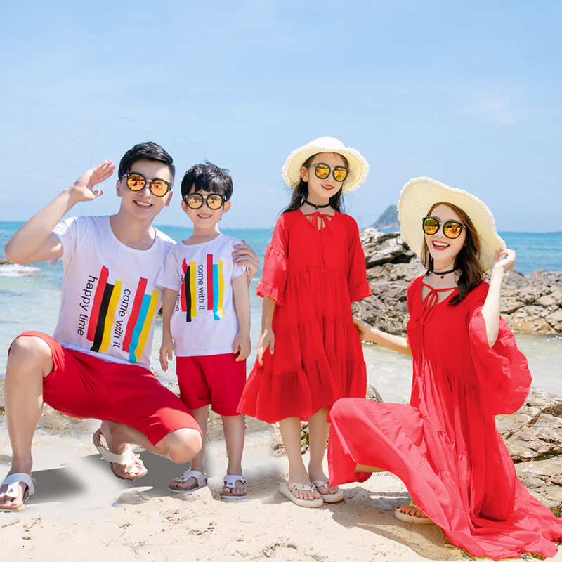 Family Matching Outfits Summer Beach Dad Son T-shirt Shorts Family Holiday Couple Outfits Seaside Family Matching Outfits Mum Daughter Dresses Korean 