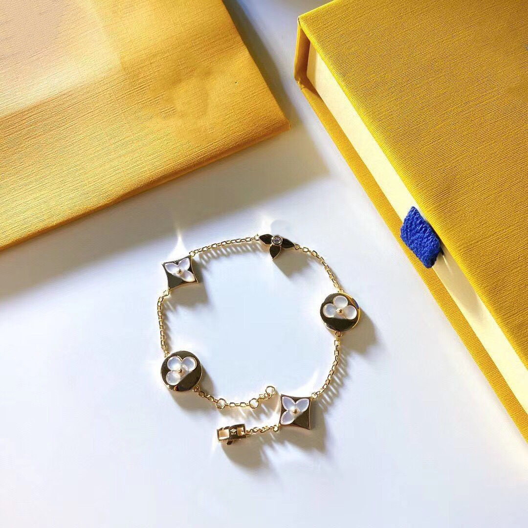 Luxurys Designer Men and Women Charm Bracelet Half Diamond Lock with Brick Bracelet Micro-Set Shiny Personality Design Sense Bracelets Casual Style good nice
Luxurys Designer Men and Women Charm Bracelet Half Diamond Lock with Brick Bracelet Micro-Set Shiny Personality Design Sense Bracelets Casual Style good nice