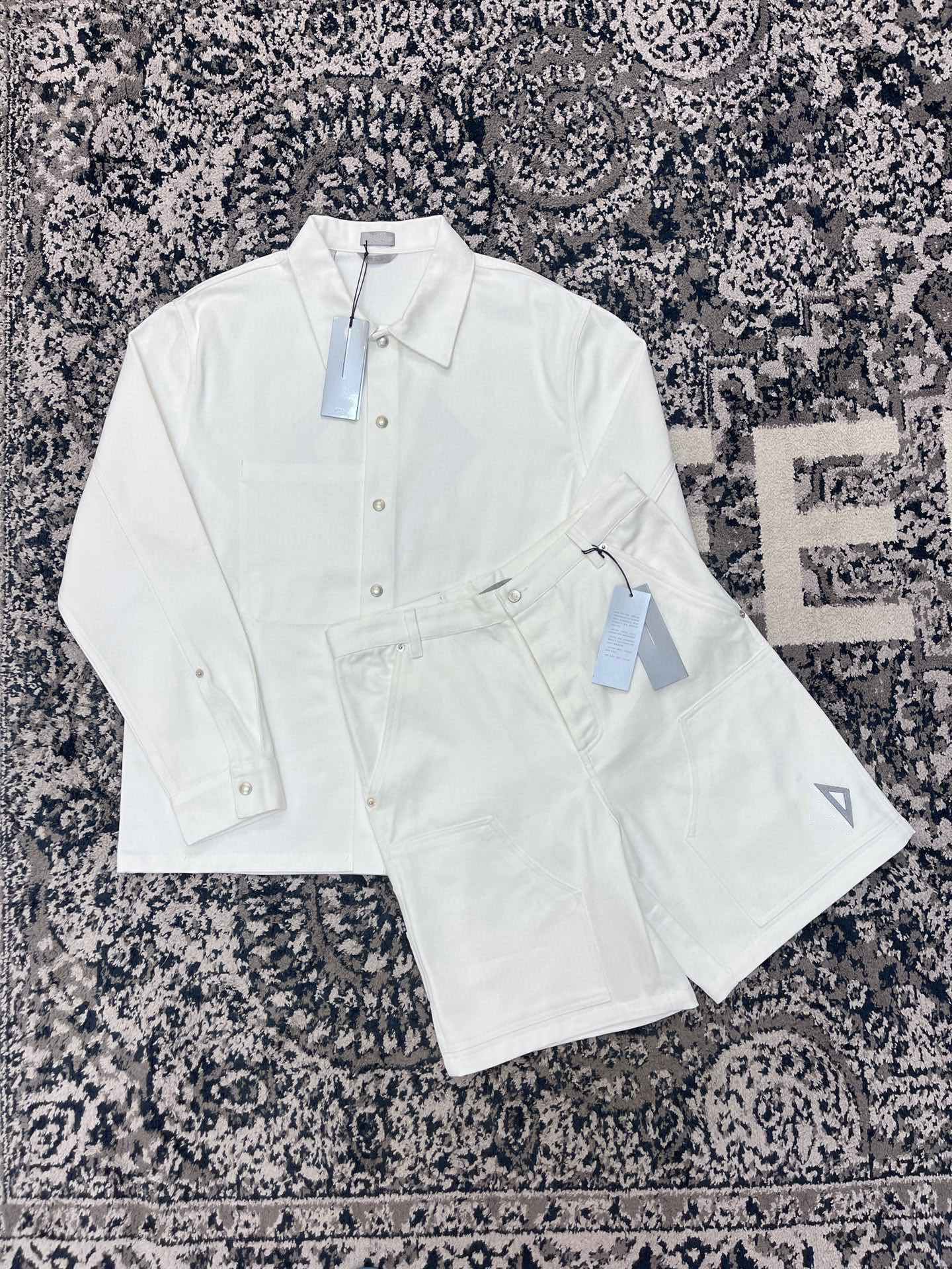 2023 lastest contemporary and fashion-forward suit set with a jacket and shorts euro size, White
2023 lastest contemporary and fashion-forward suit set with a jacket and shorts euro size, White