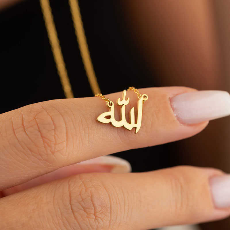 Pendant Necklaces Personalized Letter Love God Patience in Arabic Necklaces Women Islamic Jewelry Stainless Steel Allah Pendant Collier Femme Bff W042