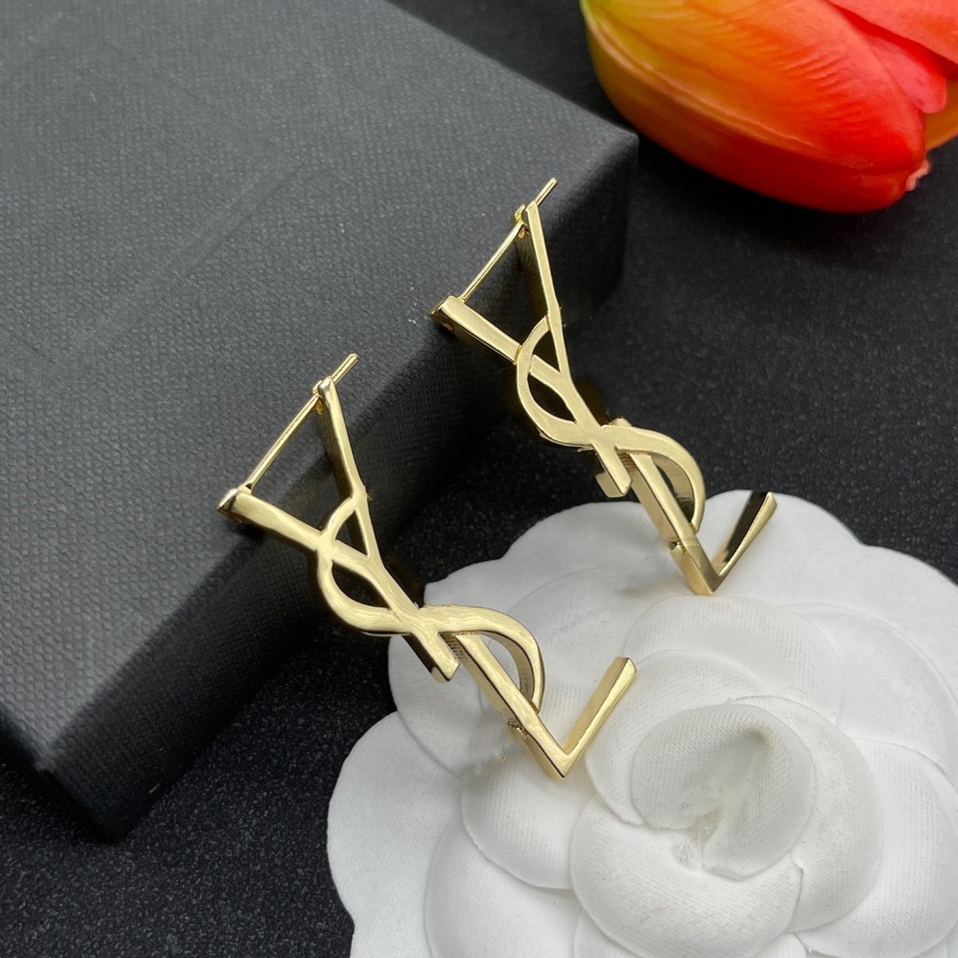 Gold metal brass letter logo stud earrings. Europe and the United States simple fashion designer earrings for Women. Christmas wedding bride gift designer jewelry
Gold metal brass letter logo stud earrings. Europe and the United States simple fashion designer earrings for Women. Christmas wedding bride gift designer jewelry